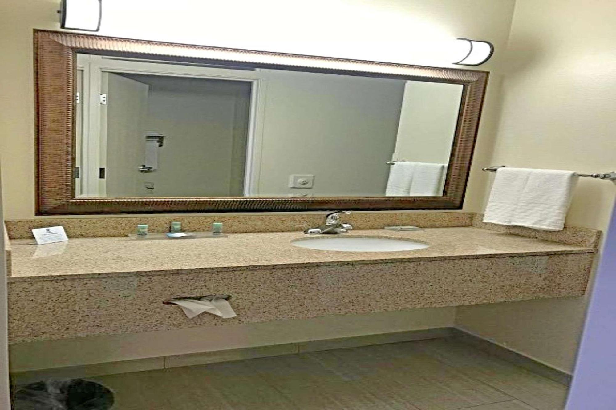 Rodeway Inn & Suites O'Fallon Eksteriør billede